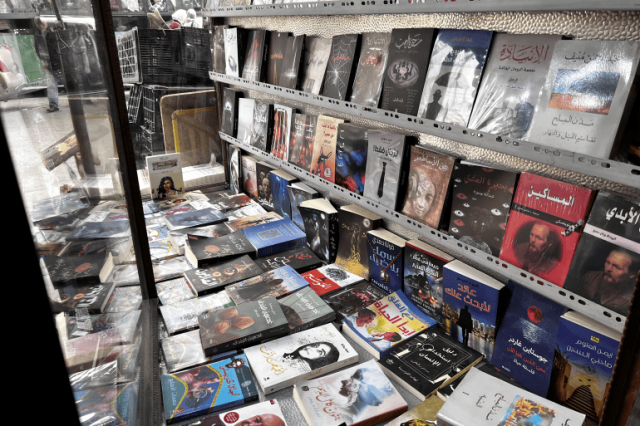 ملامح من حركة سوق الكتاب في دمشق.. تجمعات أدبية ووفرة في العناوين