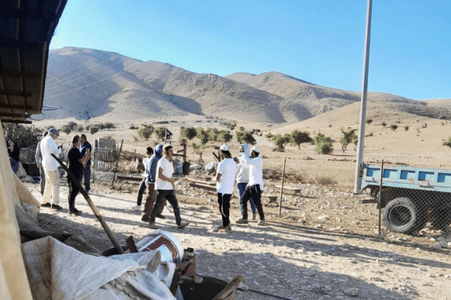 اعتقالات بالضفة والمستوطنون يصعّدون هجماتهم