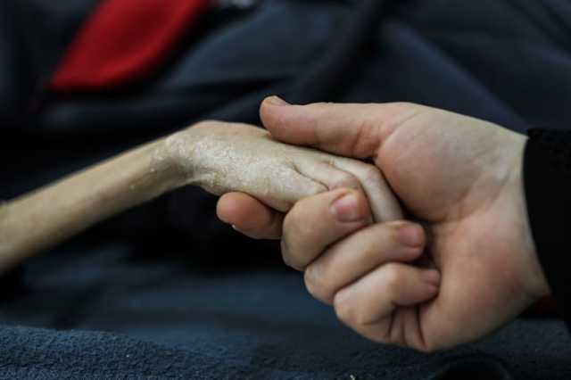رضيعة فلسطينية تموت جوعا بين ذراعي أمها في غزة المحاصرة