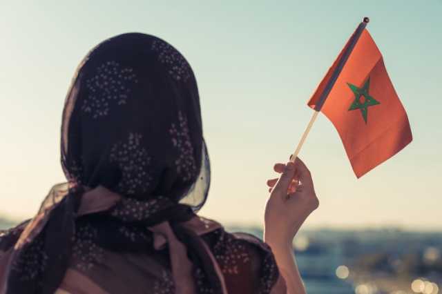 رجال ونساء بمريلة المطبخ.. مغربيات يتظاهرن للمطالبة بالمساواة في أعمال المنزل