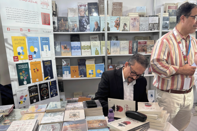 الشاعر حسين جلعاد يوقّع كتابه الجديد شرفة آدم في معرض الدوحة للكتاب