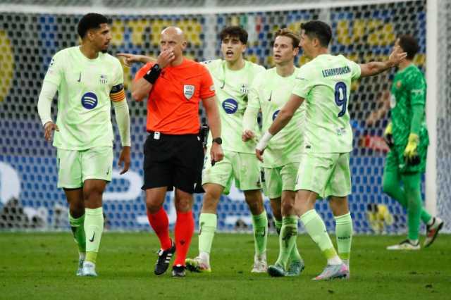 يويفا يؤكد ثقته بالحكم مارتشينياك رغم احتجاجات برشلونة