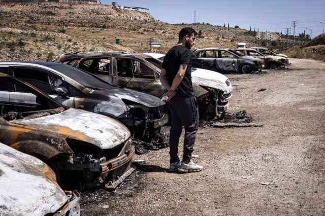 الاحتلال يكثف انتشاره بالضفة ومستوطنون يحرقون المركبات