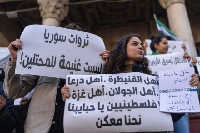 سوريون يحرقون مساعدات إسرائيلية في القنيطرة