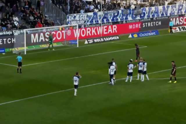 شاهد.. لاعب ينفذ ركلة جزاء بطريقة غريبة