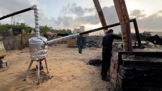 في زمن الحصار.. غزيون يشعلون الأمل بحرق النفايات البلاستيكية