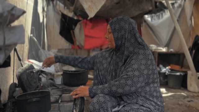 نطبخ الماء ونقول للأطفال إنها شوربة.. الجوع يعصف بغزة