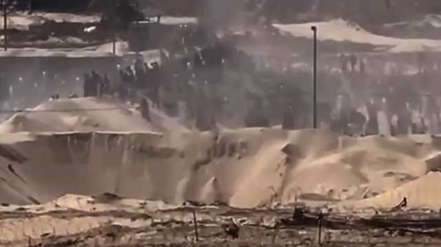 شاهد.. حشود تقتحم مركز المساعدات بغزة وهروب العناصر الأميركية