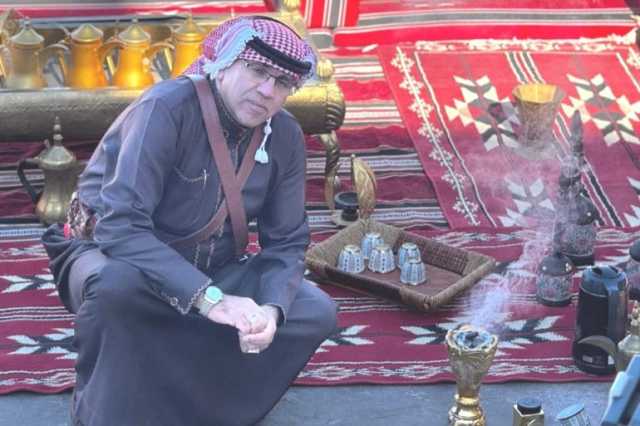 الأكاديمي باسم الشمايلة يحمل الدكتوراه ويقدم الشاي والقهوة في المناسبات الاجتماعية