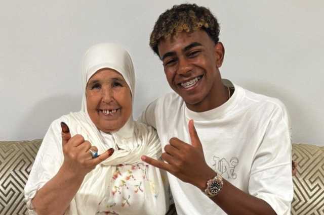 لامين جمال يرفض التقاط صور تجديد عقده مع برشلونة بسبب جدته