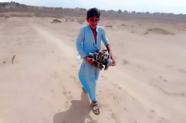 طفل باكستاني يجمع حطام طائرة مسيّرة ويعرضه للبيع