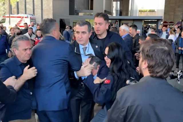 زعيم المعارضة التركية يتعرض للصفع وأردوغان يتضامن