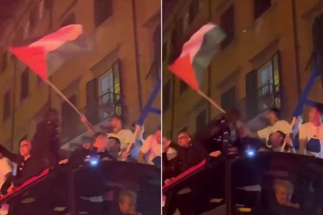 شاهد.. إنزاغي مدرب بيزا يرفع علم فلسطين باحتفالات الصعود للدوري الإيطالي