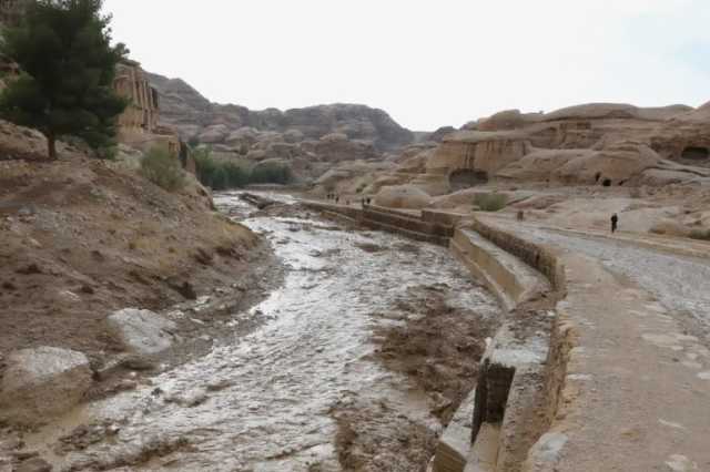 إجلاء نحو 1800 سائح حاصرتهم السيول في البتراء بالأردن