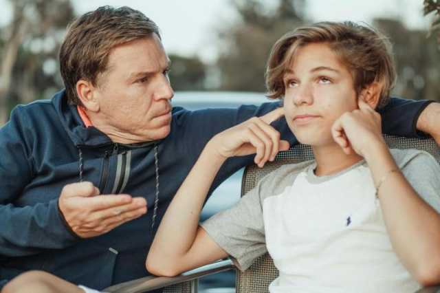 6 خطوات كفيلة بإعادته.. لماذا يتجنب طفلك المراهق التواصل معك؟
