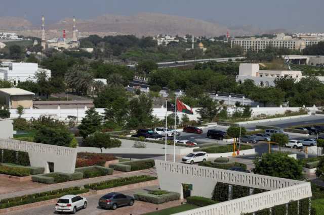 عُمان تصدر مرسوما بفرض ضريبة على دخل الأفراد