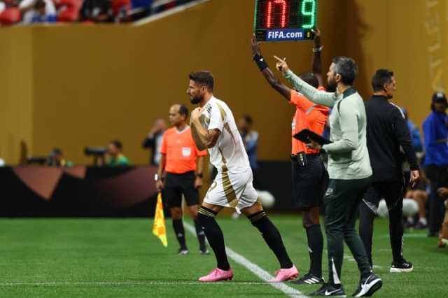 قميص جيرو يتسبب في تأخر انطلاق الشوط الثاني بكأس العالم للأندية