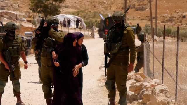 أم بهاء.. فلسطينية تتشبث بأرضها وتهاجم المحتل