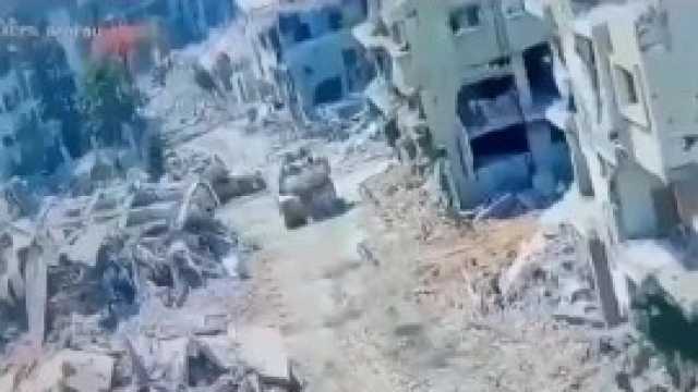عدسة الاحتلال شمال غزة توثق خروج مقاوم من بين الركام وتفجيره ميركافا