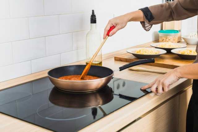 دليلك لفهم مميزات وعيوب الموقد الزجاجي المسطح في المطبخ الحديث
