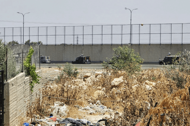 الاحتلال يصيب شابين بالقدس ويفجر مغارة ويدهم مناطق بالضفة الغربية