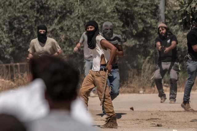 مستوطنون يقيمون بؤرة بالخليل ويعتدون على فلسطينيين برام الله