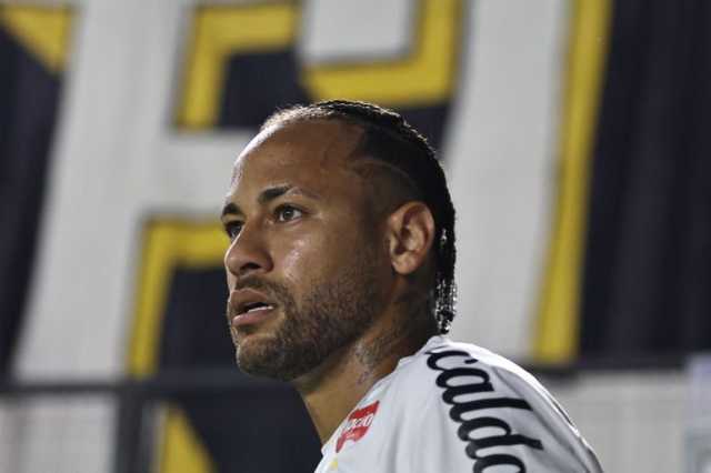 نيمار موضحا سبب جداله الحاد مع مشجع فريقه المهدد بالهبوط: شعرت بالإهانة