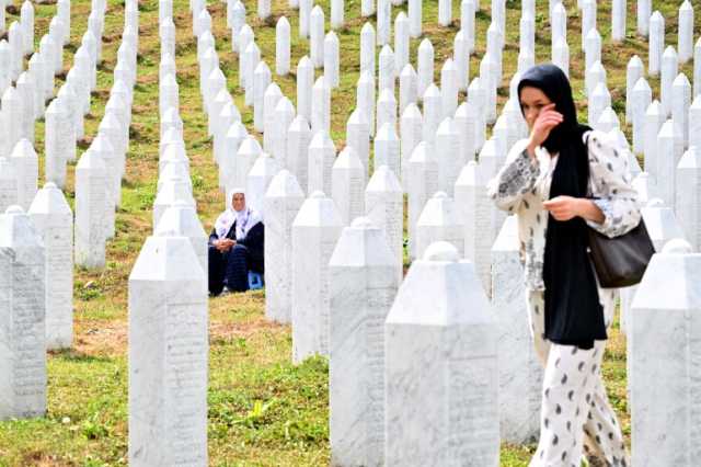 دفن عظام وناجون يسلكون طريق الهروب في ذكرى مذبحة سربرنيتسا