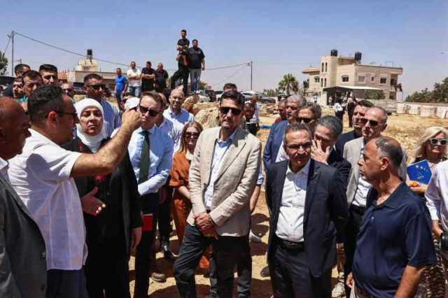 وفد أوروبي بكفر مالك يدعو لوقف اعتداءات المستوطنين بالضفة