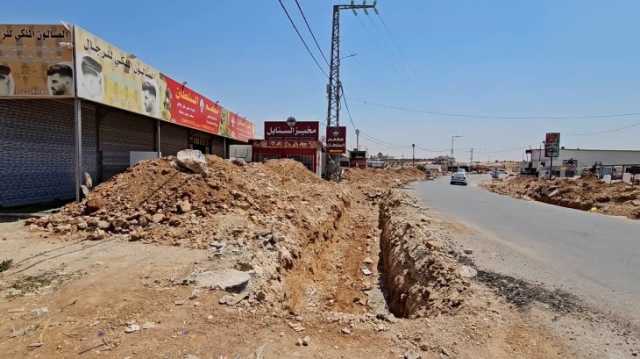 شاهد.. خندق إسرائيلي يقطع شريان حياة قرية فلسطينية بالخليل