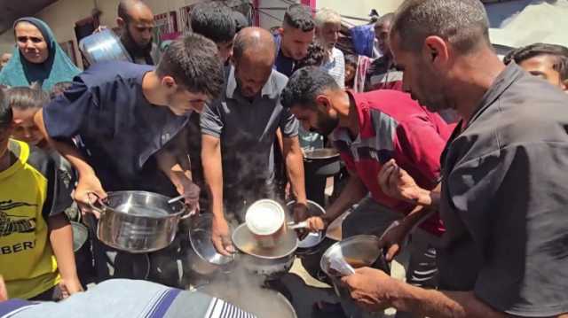 يتدافعون على طبق شوربة.. المجاعة تطبق على أهل غزة