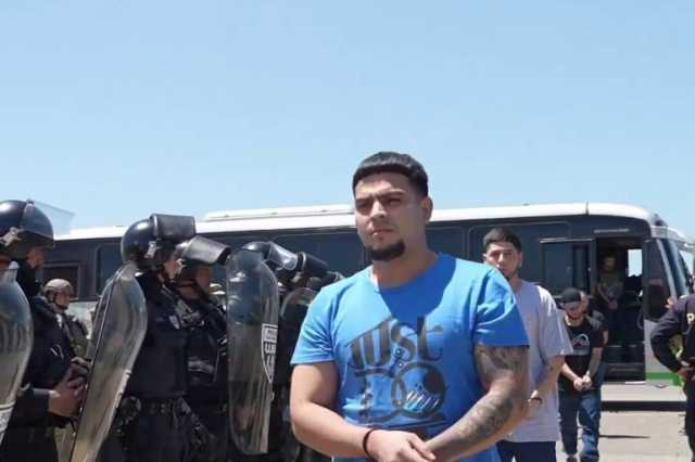 فيديو حصد ملايين المشاهدات.. هل رحّلت أميركا سجناء سيئي السمعة إلى أفريقيا؟