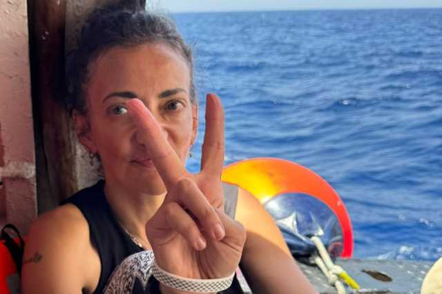 ناشطة على متن حنظلة تروي للجزيرة نت تفاصيل الاقتحام الإسرائيلي