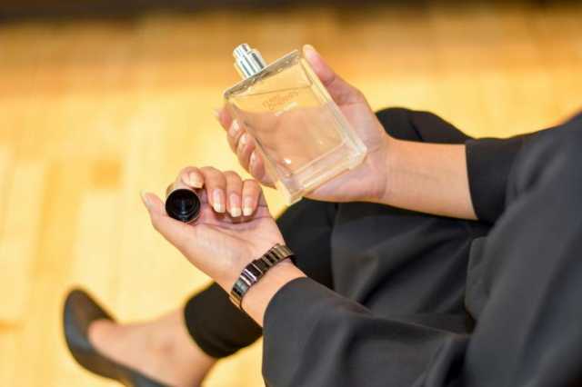 لماذا يجب تجنب رشّ العطر قبل ركوب الطائرة؟ إليك أهم نصائح الخبراء