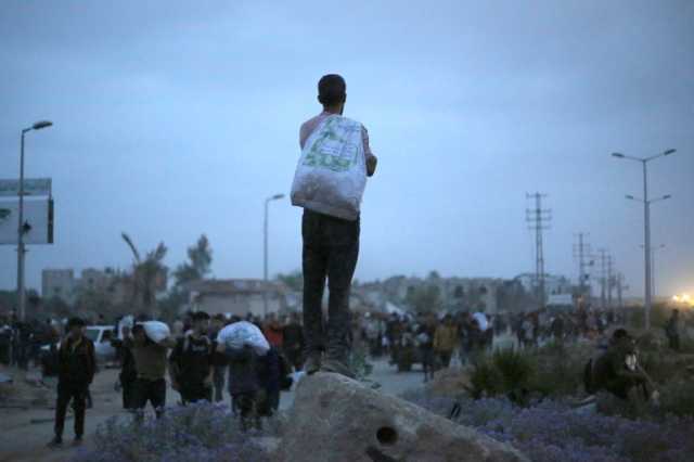 صحفي غزّي يروي قصة البحث عن حفنة طحين
