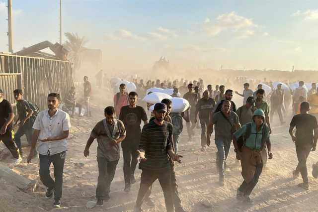 إسرائيل تدخل الفتات لغزة وتقتل منتظري المساعدات
