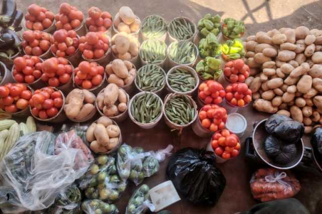 الجنيه السوداني يواصل الهبوط والأسعار تتصاعد.. غذاء الفقراء يتحول إلى ترف