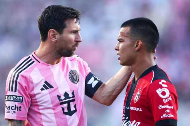 شاهد.. ميسي يعتذر للاعب أطلس المكسيكي ويهديه قميصه