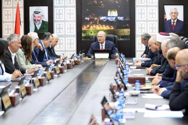 تعجز عن دفع رواتبهم.. ماذا بعد تقليص الحكومة الفلسطينية دوام موظفيها؟