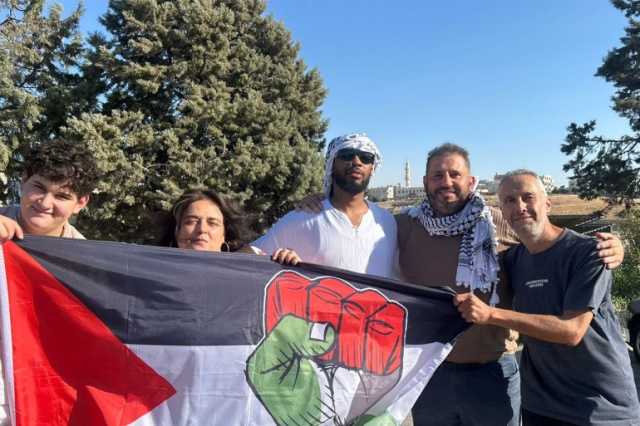 جنود إسرائيليون اعتدوا على آخر المتضامنين المفرج عنهم من طاقم حنظلة