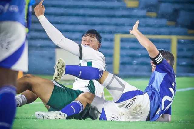 شاهد.. إصابة مروعة تهز ملاعب كرة القدم الكولومبية