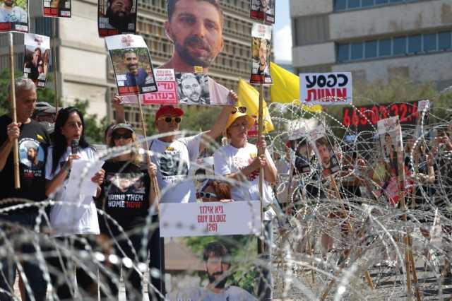 مئات الإسرائيليين يطالبون بصفقة فورية بعد بث مشاهد لأسرى