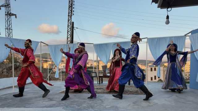 حين يصبح المنزل مسرحا.. حسين شكرون يطلق الفن من كفرّمان النبطية