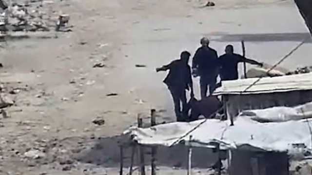 شاهد.. الاحتلال يقصف 3 فلسطينيين أثناء انتشال شهيد بالشجاعية