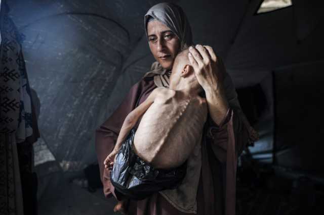 طحين ونار وخوف وأنا أحاول أن أكون أمًا في غزة الجائعة