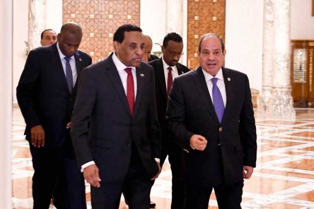 رئيس الوزراء السوداني بالقاهرة في أول زيارة خارجية