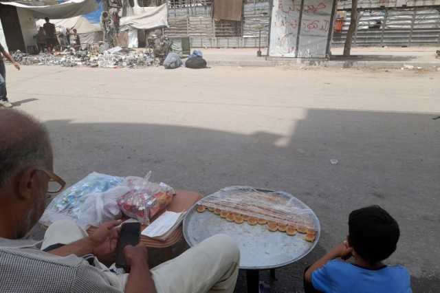 التجويع ونفاد الأدوية بغزة يحوّلان صيدلية الدكتور محمد إلى بسطة
