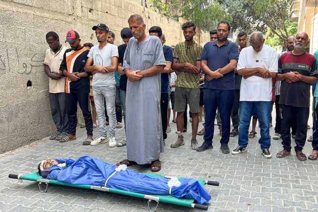 ناشطون: حتى المساعدات المتساقطة على غزة أصبحت قنابل قاتلة
