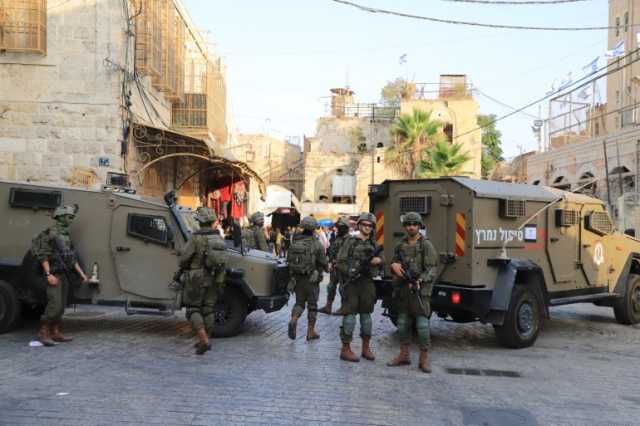المستوطنون يهجّرون 30 عائلة فلسطينية من عين عمار بالضفة الغربية