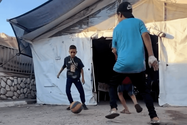 شاهد.. كرة القدم تصنع فرحة أطفال غزة وسط التجويع والقتل